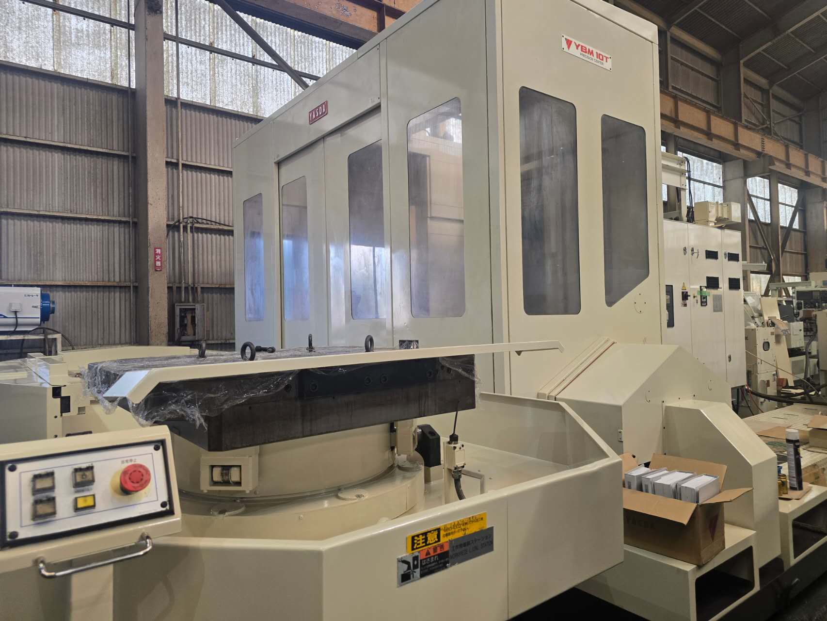 安田工業　横型マシニングセンタ　YBM-10T-100RPC　2004　全体写真